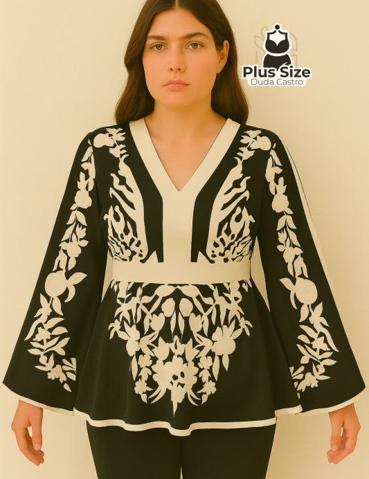 Blusa Plus Size Poder Estampado – Floral Preto & Off com Manga Sino e Cintura Marcada Blusa Plus Size Poder Estampado –