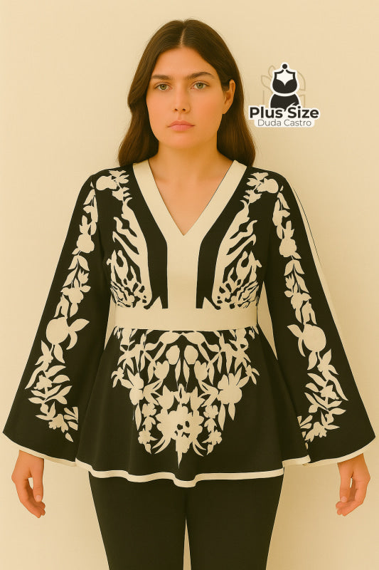 Blusa Plus Size Poder Estampado – Floral Preto & Off com Manga Sino e Cintura Marcada Blusa Plus Size Poder Estampado –