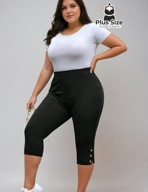 Calça Capri Premium Plus Size com Botões Glam G Calça Capri Premium Plus Size com Botões Glam