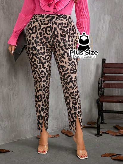 Calça Cigarrete Detalhe Na Barra Animal Print Plus Size Calça