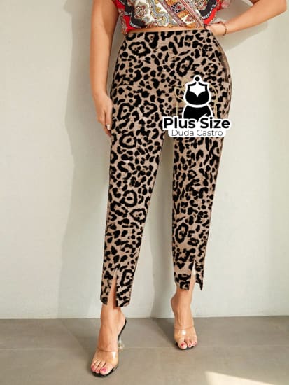 Calça Cigarrete Detalhe Na Barra Animal Print Plus Size Calça