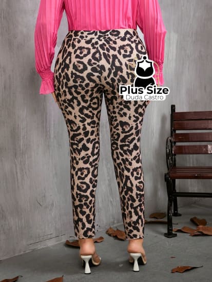 Calça Cigarrete Detalhe Na Barra Animal Print Plus Size Calça