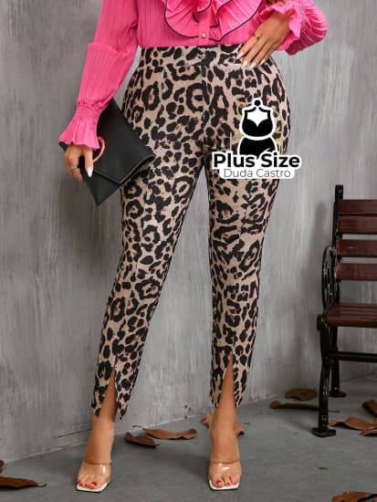 Calça Cigarrete Detalhe Na Barra Animal Print Plus Size Calça