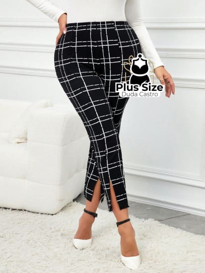 Calça Cigarrete Detalhe Na Barra Estampada Plus Size Calça