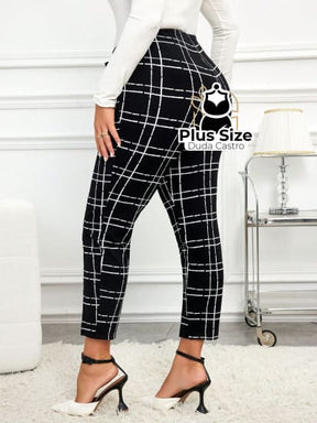 Calça Cigarrete Detalhe Na Barra Estampada Plus Size Calça