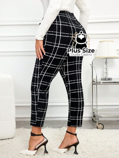 Calça Cigarrete Detalhe Na Barra Estampada Plus Size Calça