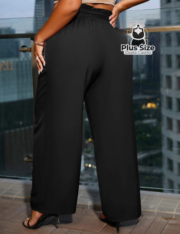 Calça Lisa Preta Com Bolso Inclinado E Cinto Em Tecido Plus Size Calça