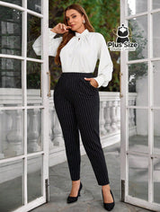 Calça Skinny Risca de Giz com Bolso e Listras Plus Size Calça Skinny Risca de Giz com Bolso e Listras Plus Size