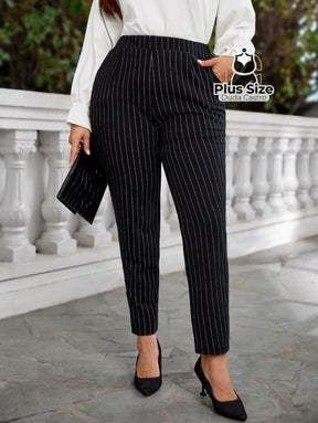 Calça Skinny Risca de Giz com Bolso e Listras Plus Size Calça Skinny Risca de Giz com Bolso e Listras Plus Size