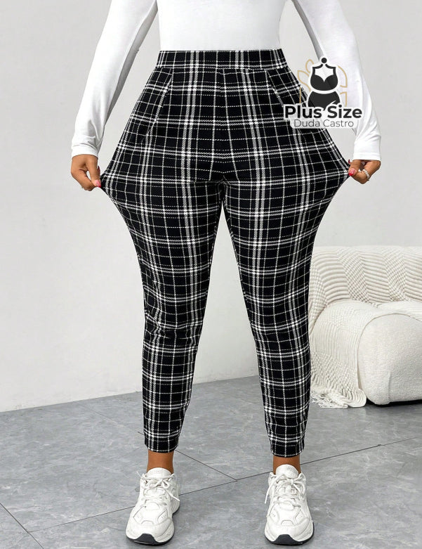 Calça Xadrez Social Plissado com Bolso Inclinado Plus Size Calça Xadrez Social Plissado com Bolso Inclinado Plus Size