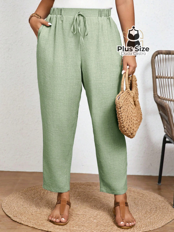 Calças Cintura Elástica e Bolsos Diagonais Plus Size Várias Cores Calças Cintura Elástica e Bolsos Diagonais Plus Size