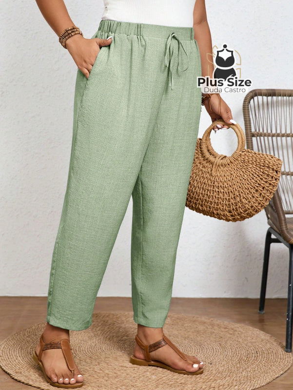 Calças Cintura Elástica e Bolsos Diagonais Plus Size Várias Cores Calças Cintura Elástica e Bolsos Diagonais Plus Size