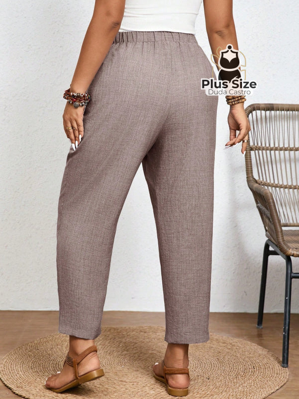 Calças Cintura Elástica e Bolsos Diagonais Plus Size Várias Cores Calças Cintura Elástica e Bolsos Diagonais Plus Size