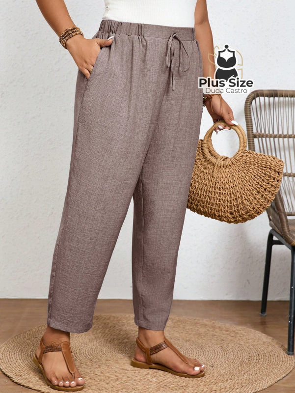 Calças Cintura Elástica e Bolsos Diagonais Plus Size Várias Cores Calças Cintura Elástica e Bolsos Diagonais Plus Size