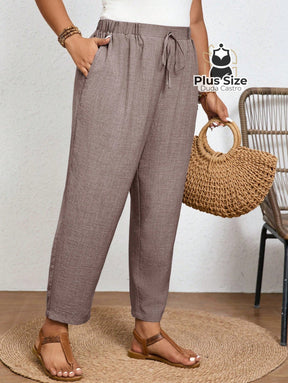 Calças Cintura Elástica e Bolsos Diagonais Plus Size Várias Cores Calças Cintura Elástica e Bolsos Diagonais Plus Size