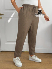 Calças Cintura Elástica e Bolsos Diagonais Xadrez Plus Size Várias Calças Cintura Elástica e Bolsos Diagonais Xadrez