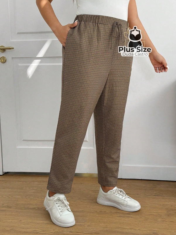 Calças Cintura Elástica e Bolsos Diagonais Xadrez Plus Size Várias Calças Cintura Elástica e Bolsos Diagonais Xadrez