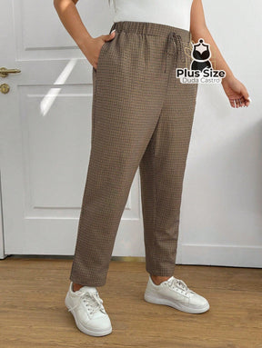 Calças Cintura Elástica e Bolsos Diagonais Xadrez Plus Size Várias Calças Cintura Elástica e Bolsos Diagonais Xadrez