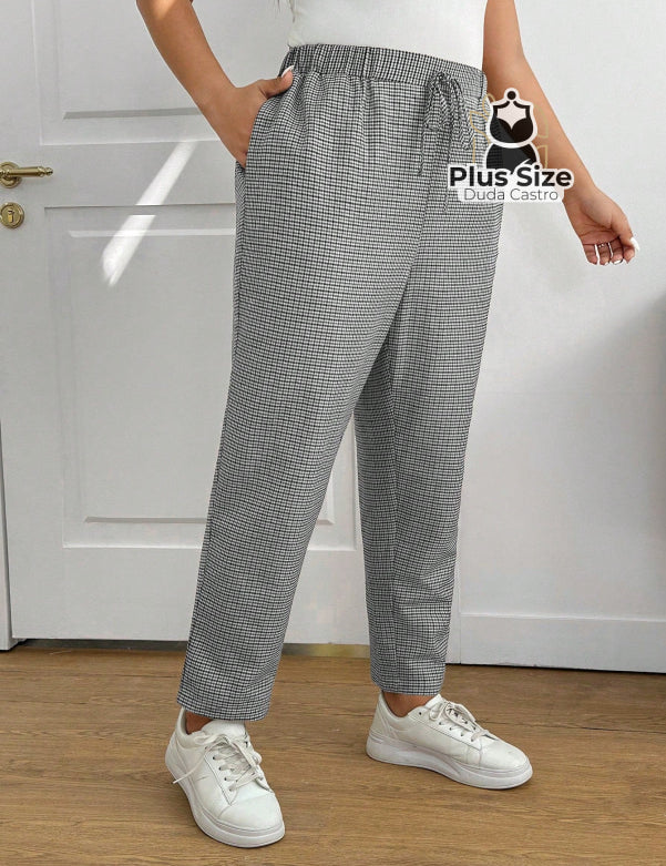 Calças Cintura Elástica e Bolsos Diagonais Xadrez Plus Size Várias Calças Cintura Elástica e Bolsos Diagonais Xadrez