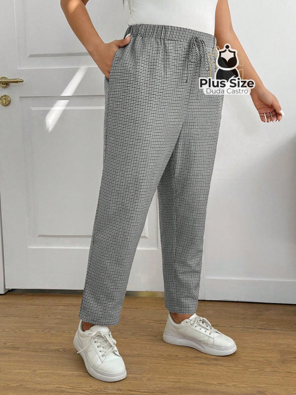 Calças Cintura Elástica e Bolsos Diagonais Xadrez Plus Size Várias Calças Cintura Elástica e Bolsos Diagonais Xadrez