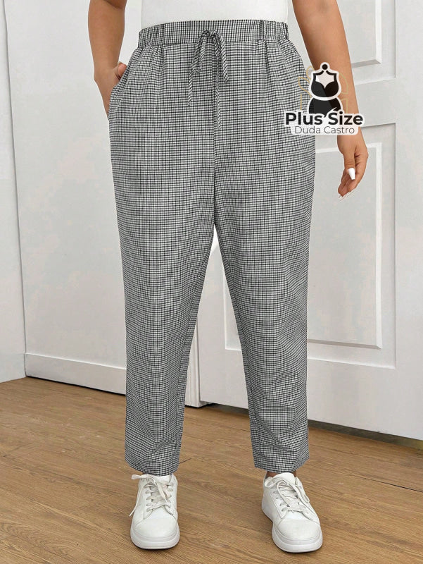 Calças Cintura Elástica e Bolsos Diagonais Xadrez Plus Size Várias Calças Cintura Elástica e Bolsos Diagonais Xadrez