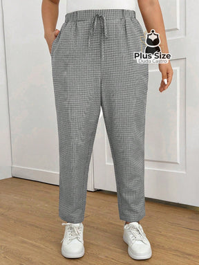 Calças Cintura Elástica e Bolsos Diagonais Xadrez Plus Size Várias Calças Cintura Elástica e Bolsos Diagonais Xadrez