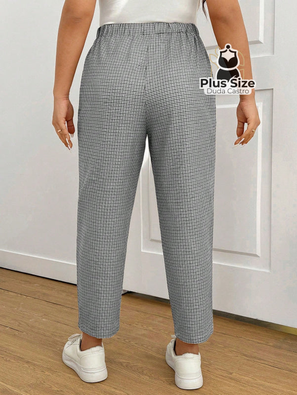 Calças Cintura Elástica e Bolsos Diagonais Xadrez Plus Size Várias Calças Cintura Elástica e Bolsos Diagonais Xadrez