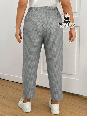 Calças Cintura Elástica e Bolsos Diagonais Xadrez Plus Size Várias Calças Cintura Elástica e Bolsos Diagonais Xadrez