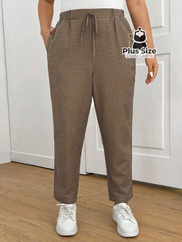 Calças Cintura Elástica e Bolsos Diagonais Xadrez Plus Size Várias Calças Cintura Elástica e Bolsos Diagonais Xadrez