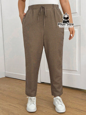 Calças Cintura Elástica e Bolsos Diagonais Xadrez Plus Size Várias Calças Cintura Elástica e Bolsos Diagonais Xadrez