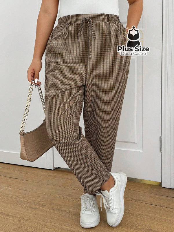 Calças Cintura Elástica e Bolsos Diagonais Xadrez Plus Size Várias Calças Cintura Elástica e Bolsos Diagonais Xadrez