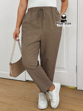 Calças Cintura Elástica e Bolsos Diagonais Xadrez Plus Size Várias Calças Cintura Elástica e Bolsos Diagonais Xadrez