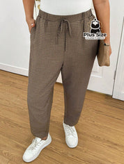Calças Cintura Elástica e Bolsos Diagonais Xadrez Plus Size Várias Calças Cintura Elástica e Bolsos Diagonais Xadrez