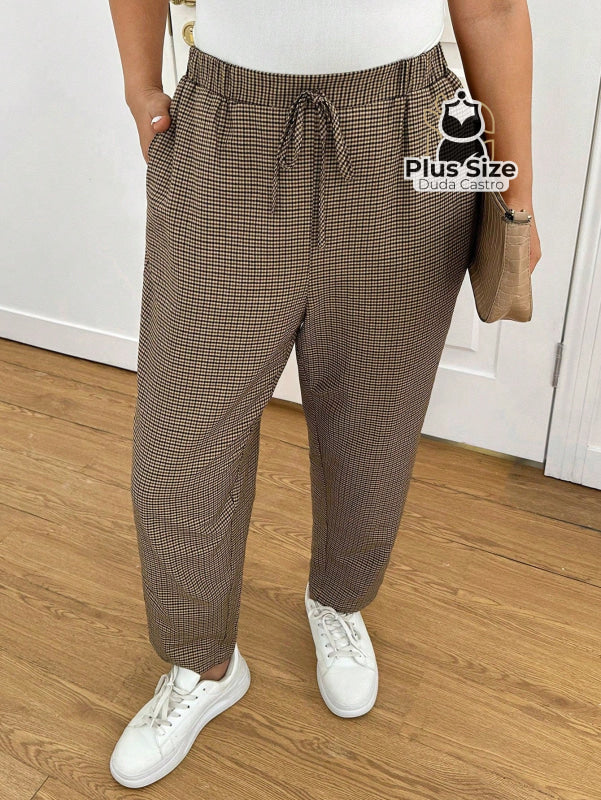 Calças Cintura Elástica e Bolsos Diagonais Xadrez Plus Size Várias Calças Cintura Elástica e Bolsos Diagonais Xadrez