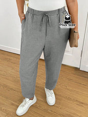Calças Cintura Elástica e Bolsos Diagonais Xadrez Plus Size Várias Calças Cintura Elástica e Bolsos Diagonais Xadrez