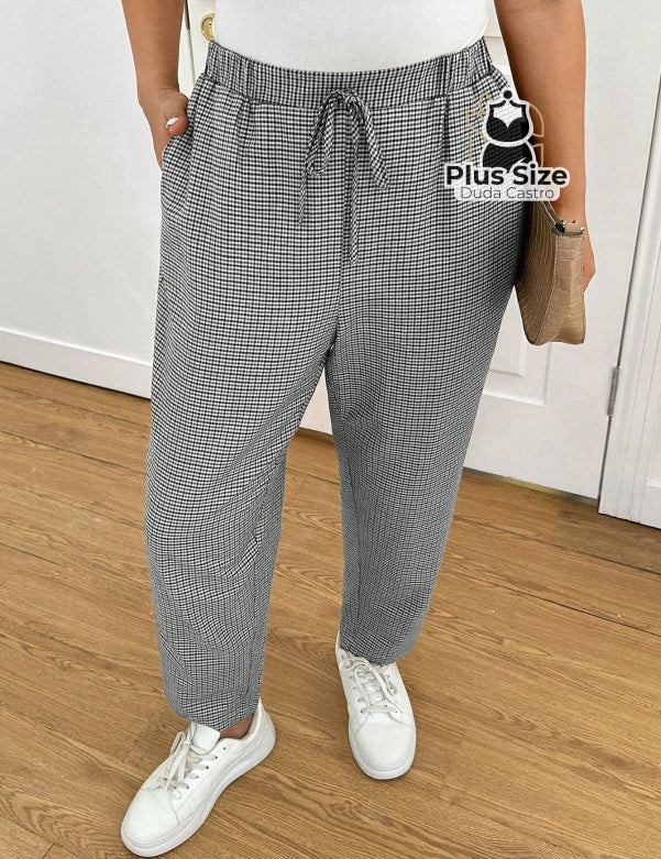 Calças Cintura Elástica e Bolsos Diagonais Xadrez Plus Size Várias Calças Cintura Elástica e Bolsos Diagonais Xadrez