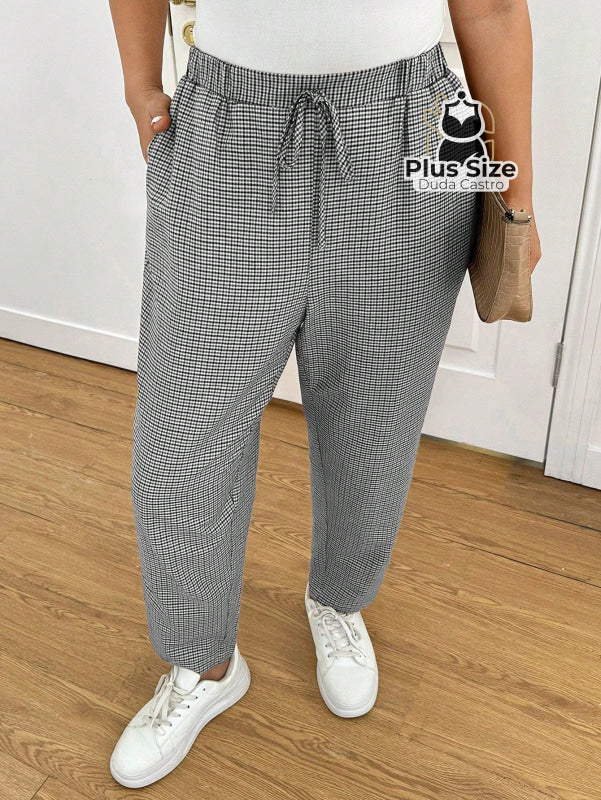 Calças Cintura Elástica e Bolsos Diagonais Xadrez Plus Size Várias Calças Cintura Elástica e Bolsos Diagonais Xadrez