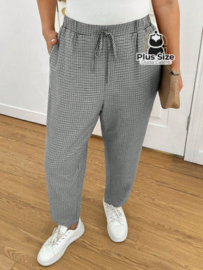Calças Cintura Elástica e Bolsos Diagonais Xadrez Plus Size Várias Calças Cintura Elástica e Bolsos Diagonais Xadrez