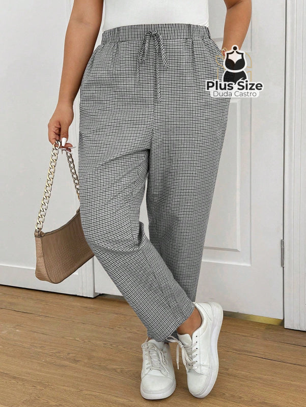 Calças Cintura Elástica e Bolsos Diagonais Xadrez Plus Size Várias G / Preto e Branco Calças Cintura Elástica e Bolsos