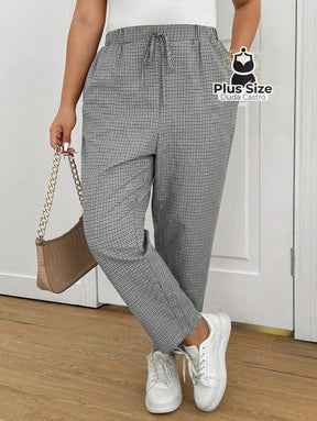 Calças Cintura Elástica e Bolsos Diagonais Xadrez Plus Size Várias G / Preto e Branco Calças Cintura Elástica e Bolsos