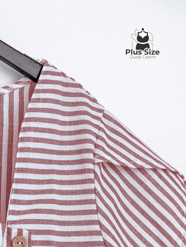Camisa de Colarinho Assimétrico Listrada Plus Size Várias Cores Camisa de Colarinho Assimétrico Listrada Plus Size