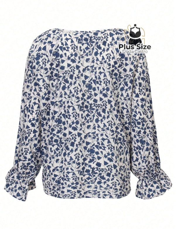 Camisa Floral Plus Size Decote V com Cordão Camisa Floral Plus Size Decote V com Cordão