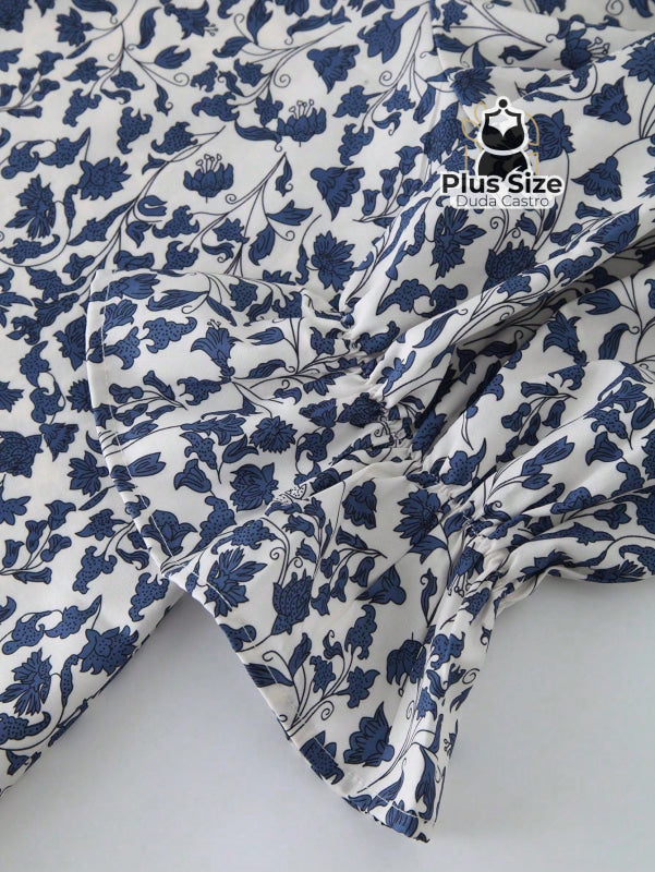 Camisa Floral Plus Size Decote V com Cordão Camisa Floral Plus Size Decote V com Cordão