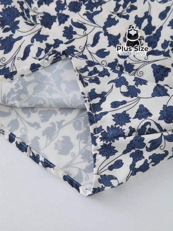 Camisa Floral Plus Size Decote V com Cordão Camisa Floral Plus Size Decote V com Cordão