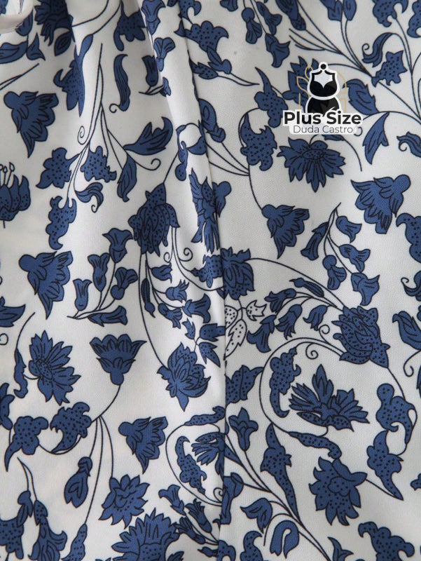 Camisa Floral Plus Size Decote V com Cordão Camisa Floral Plus Size Decote V com Cordão