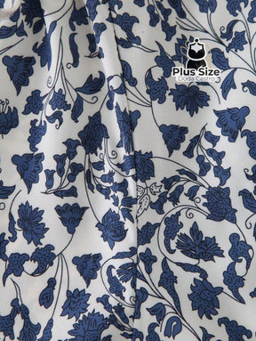 Camisa Floral Plus Size Decote V com Cordão Camisa Floral Plus Size Decote V com Cordão