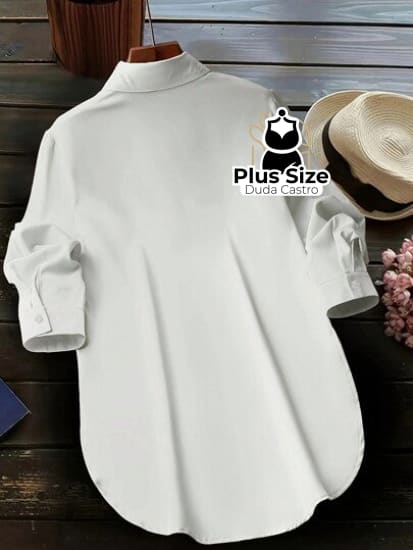 Camisa Plus Size Lisa Com Detalhe De Aba Frontal E Botões Blusa