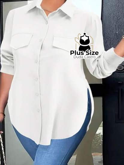 Camisa Plus Size Lisa Com Detalhe De Aba Frontal E Botões Blusa