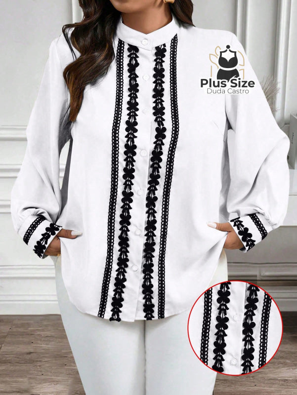 Camisa Romântica Manga Longa com Colarinho e Detalhes em Renda Frontal e no Punho Camisa Romântica Manga Longa com