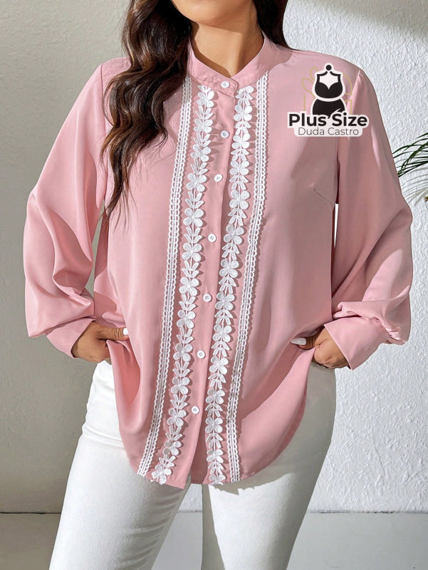 Camisa Romântica Manga Longa com Colarinho e Detalhes em Renda Frontal e no Punho Camisa Romântica Manga Longa com
